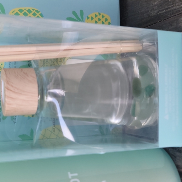 Sold - Aloe & Bergamont Candle & Reed Diffuser Set - Picture 4 of 4